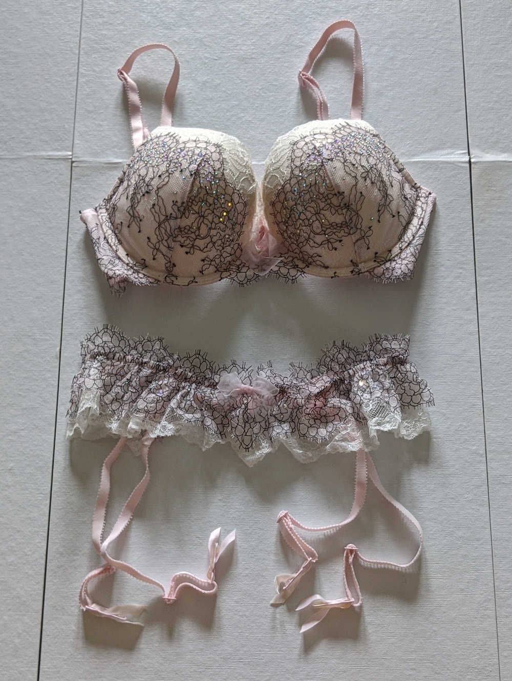 NWOT Victoria's Secret Pale Pink Lace Bra & Garter Set 32D/Small